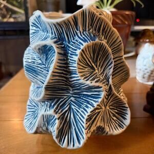 Bloomingville sculptural blue white